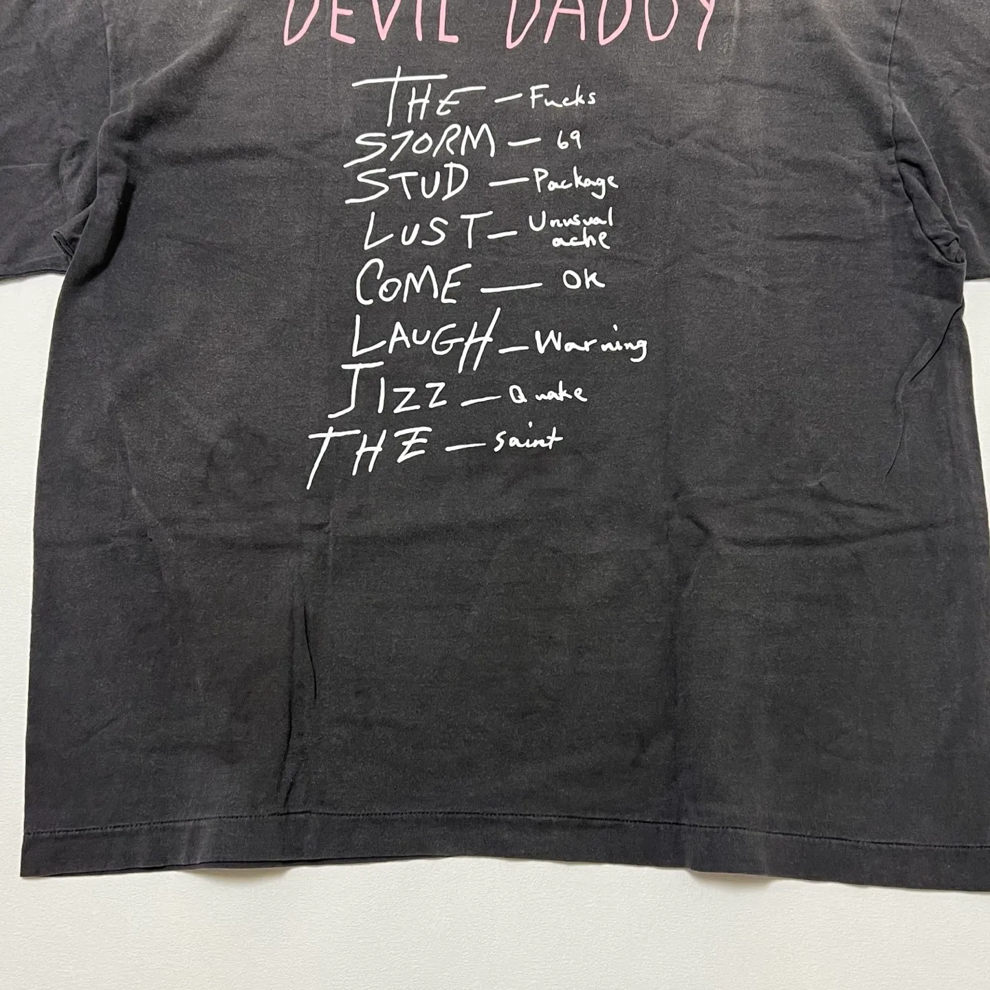 SAINT Mxxxxxx SS TEE/DEVIL DADDY/BLK Virgin Mary retro distressed printed tee, washed black S-XL, this season's hottest item, in order to give you an authentic experience, repeated debugging and polishing in printing and washing, finally meet you, the same old style, the same as the original version, cylindrical side seam OE yarn fabric/completely matched accessories, garment dyeing, heavy washing and water fading, bust bandage fading.